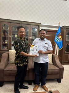 Buku Menggapai Kemuliaan untuk Bapak Awaludin pejabat Bupati Cilacap